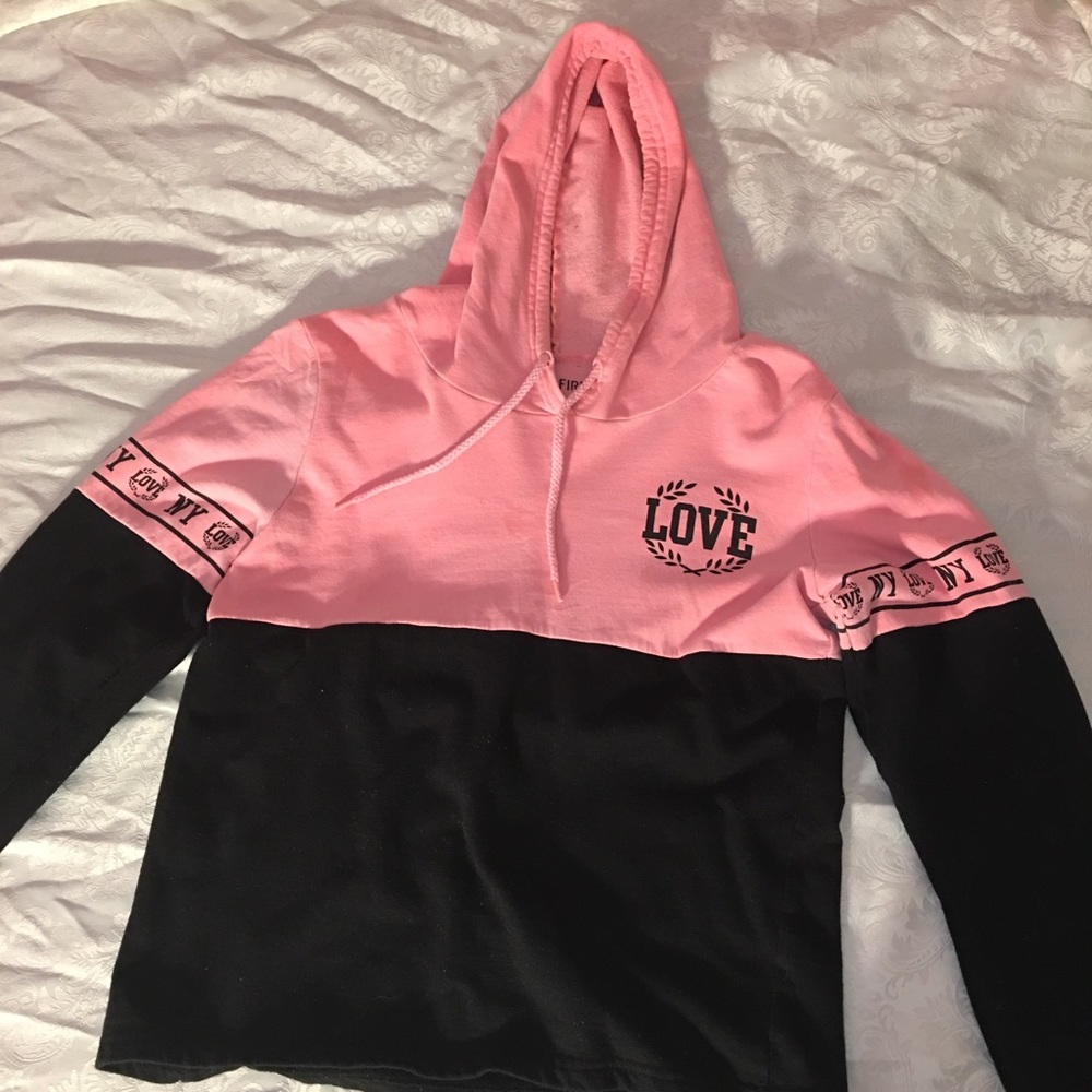 Comfortable light sweatshirt. Represents New York!